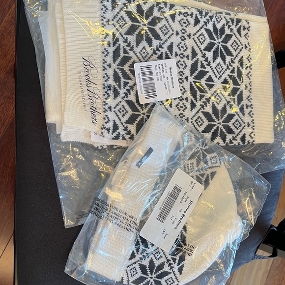 Brooks Brothers hat and scarf. - Picture 3 of 7